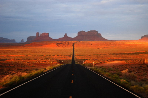 800px-monument_valley_sunrise