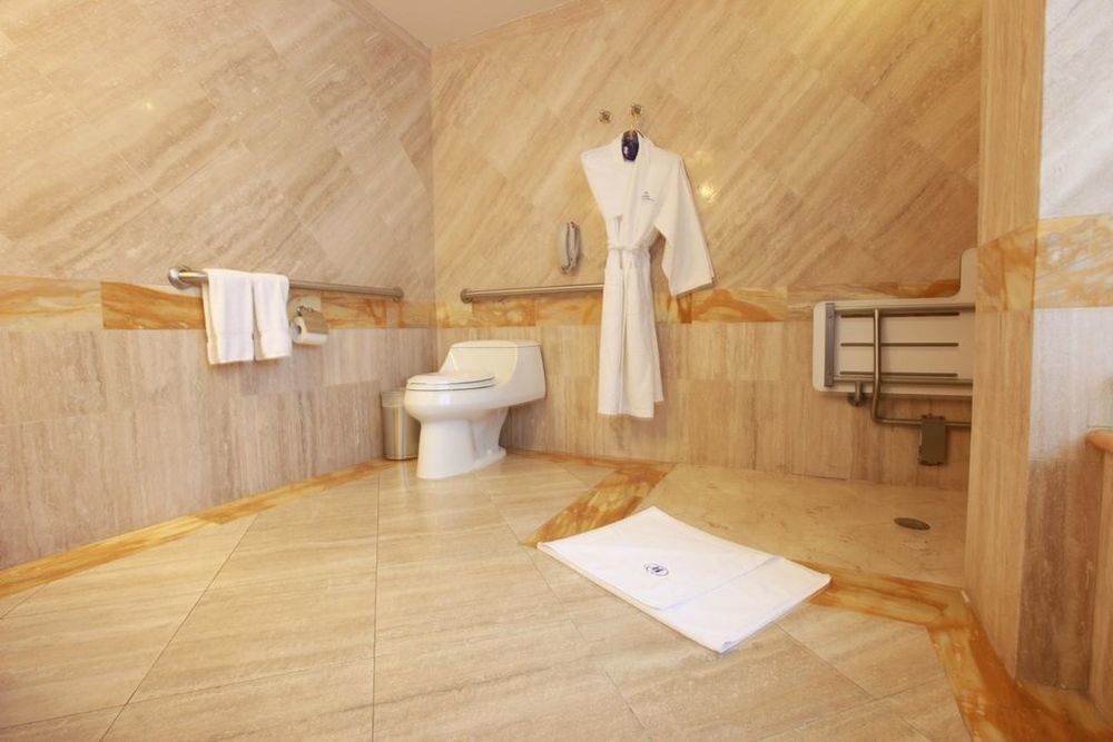 hilton-bentley-miami-south-beach-photos-room-accessible-bathroom