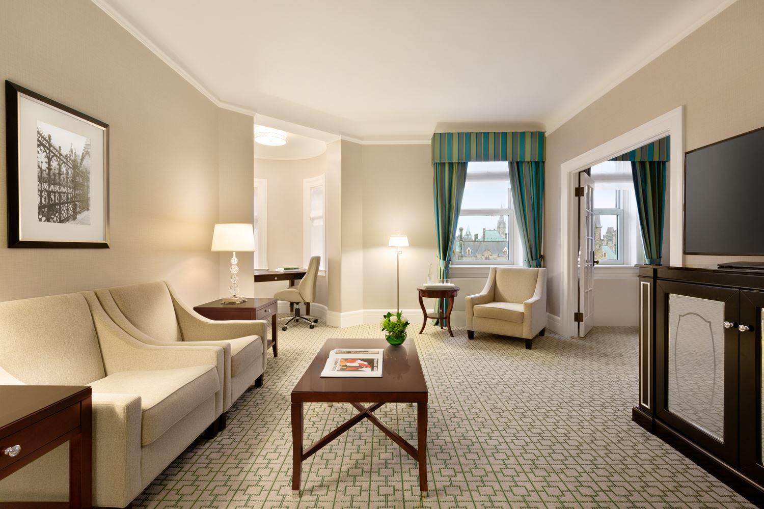fairmont_chateau_laurier_corner_suite_living_area_210121